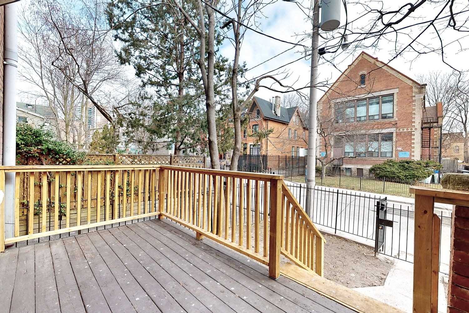 376 St, Moss Park, Toronto Price, Warnings, Schools Toronto